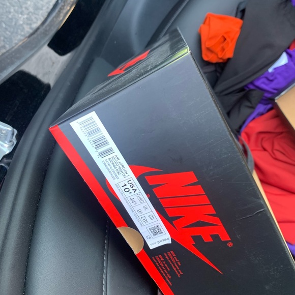 Air Jordan 1 Retro OG - Picture 6 of 9